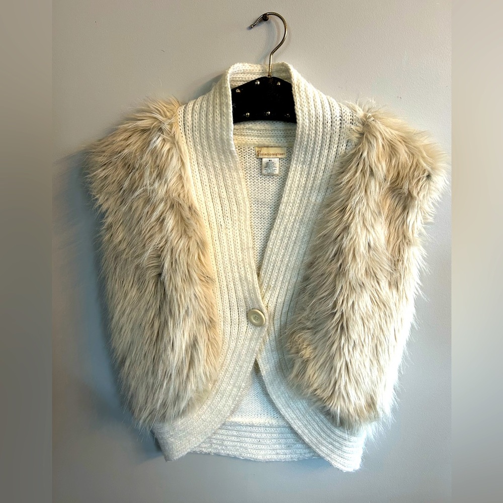 Faux fur vest! ✌️